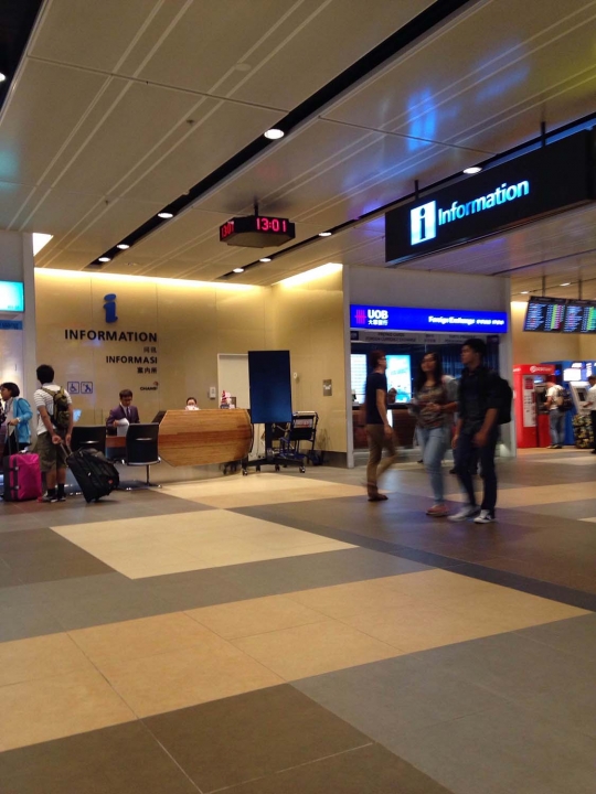 Suasana Bandara Changi setelah AirAsia QZ 8501 hilang kontak