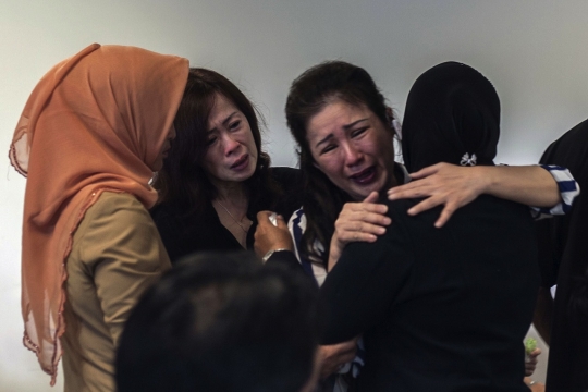 Kesabaran kerabat penumpang menanti kabar AirAsia