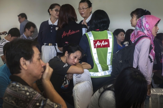 Kesabaran kerabat penumpang menanti kabar AirAsia