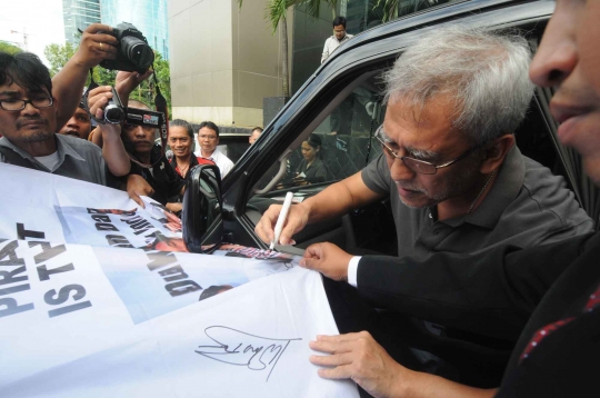 Usai datangi KPK, Bang Iwan tandatangani spanduk anti pembajakan