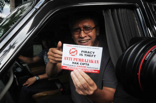 Usai datangi KPK, Bang Iwan tandatangani spanduk anti pembajakan