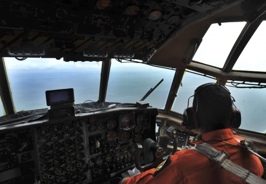 Di tengah pencarian AirAsia, TNI AU tak lupa melaksanakan salat