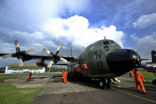 Di tengah pencarian AirAsia, TNI AU tak lupa melaksanakan salat