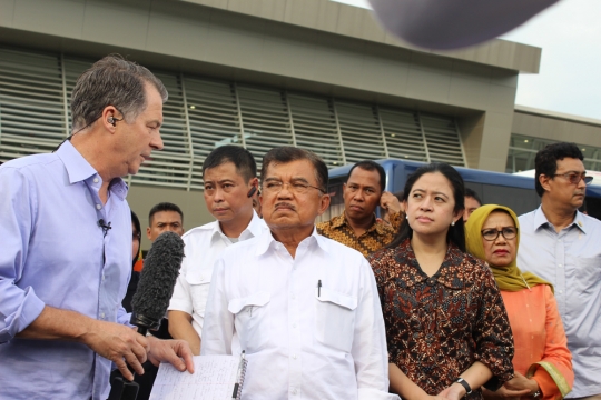 JK saat temui keluarga korban AirAsia di Bandara Juanda