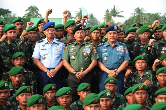 Aksi Jenderal Moeldoko blusukan naik motor di perbatasan Papua