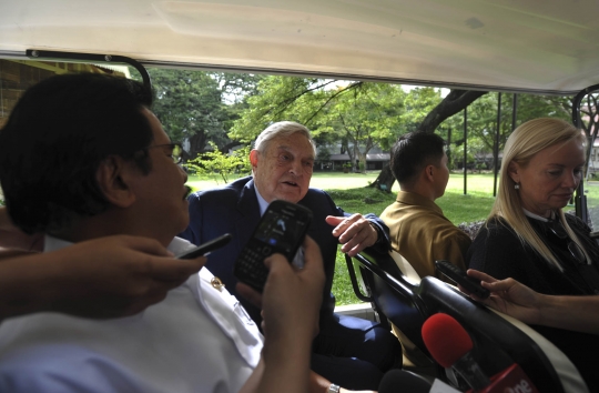 Sofyan Djalil ajak George Soros keliling Kantor Kepresidenan