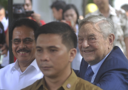 Sofyan Djalil ajak George Soros keliling Kantor Kepresidenan