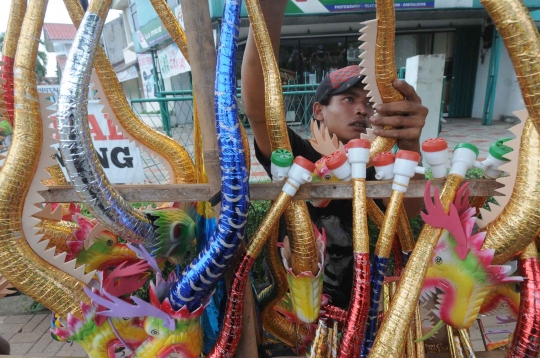 Berkah malam pergantian tahun bagi pedagang terompet