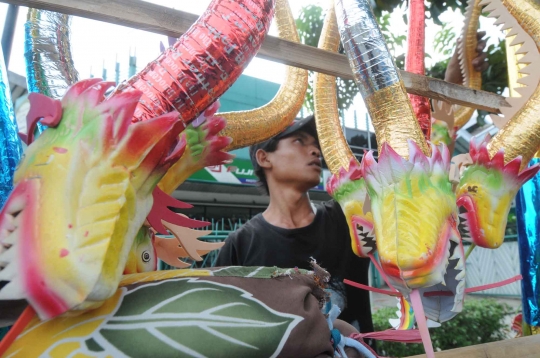 Berkah malam pergantian tahun bagi pedagang terompet