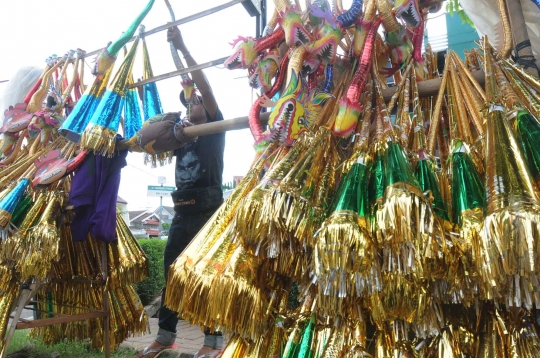 Berkah malam pergantian tahun bagi pedagang terompet