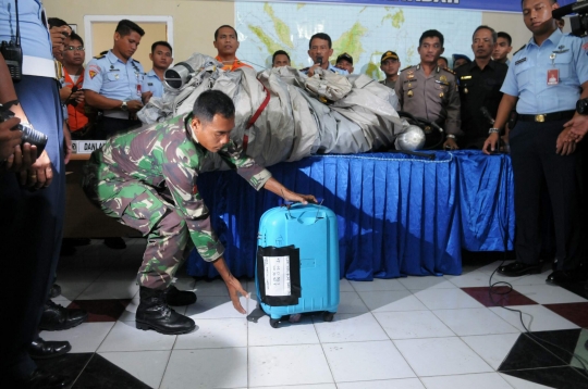 TNI AU-Basarnas rilis serpihan dan koper korban AirAsia