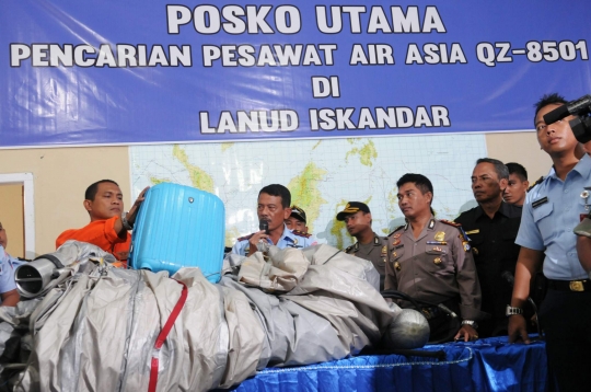 TNI AU-Basarnas rilis serpihan dan koper korban AirAsia