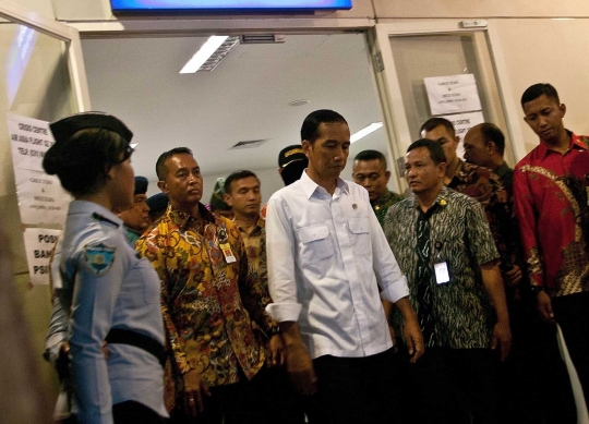 Jokowi temui keluarga penumpang AirAsia di Bandara Juanda