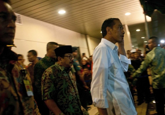 Jokowi temui keluarga penumpang AirAsia di Bandara Juanda