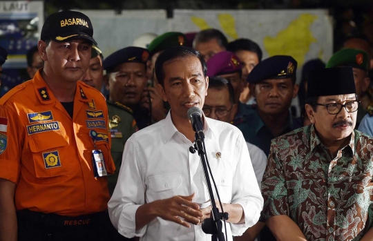 Jokowi temui keluarga penumpang AirAsia di Bandara Juanda