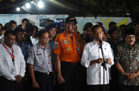 Jokowi temui keluarga penumpang AirAsia di Bandara Juanda