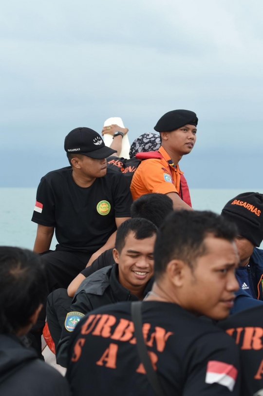 Aksi Basarnas dalam pencarian AirAsia QZ8501