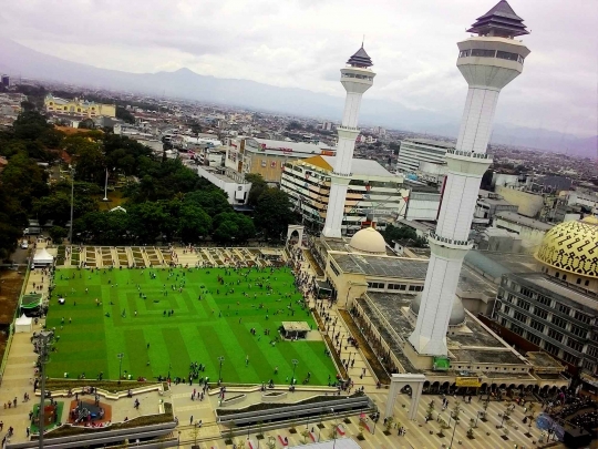 Ini wajah baru Alun-alun Bandung yang pakai rumput sintetis