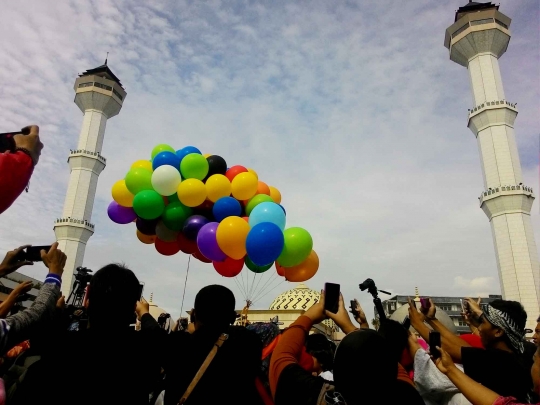 Ini wajah baru Alun-alun Bandung yang pakai rumput sintetis