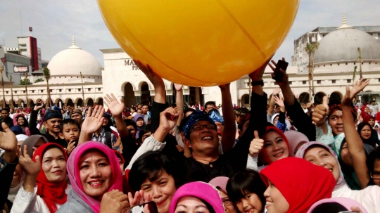 Ini wajah baru Alun-alun Bandung yang pakai rumput sintetis