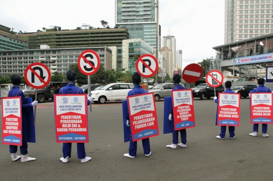 Aksi sosialisasi keselamatan berlalu lintas di Bundaran HI