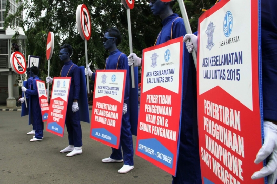 Aksi sosialisasi keselamatan berlalu lintas di Bundaran HI