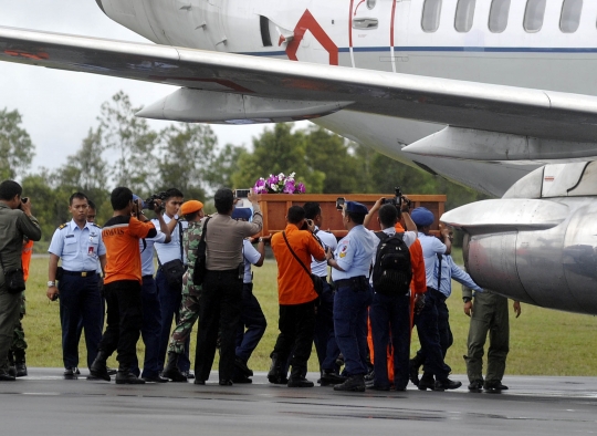 TNI AU terbangkan dua jenazah penumpang AirAsia ke Surabaya