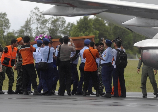 TNI AU terbangkan dua jenazah penumpang AirAsia ke Surabaya