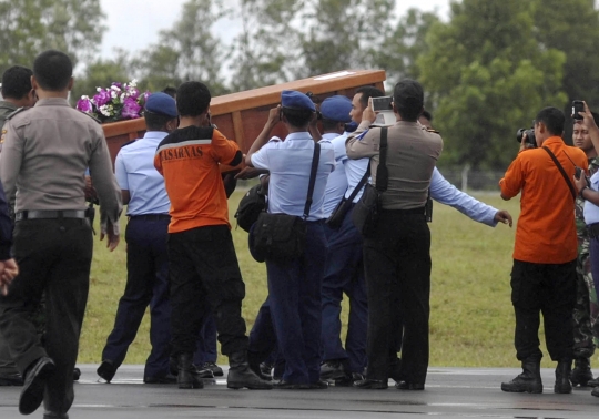 TNI AU terbangkan dua jenazah penumpang AirAsia ke Surabaya