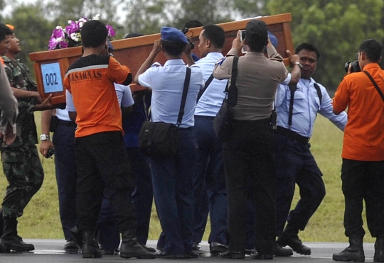 TNI AU terbangkan dua jenazah penumpang AirAsia ke Surabaya