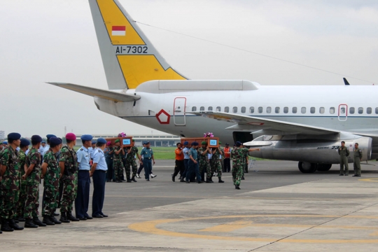 Prajurit TNI sambut kedatangan jenazah korban AirAsia di Juanda