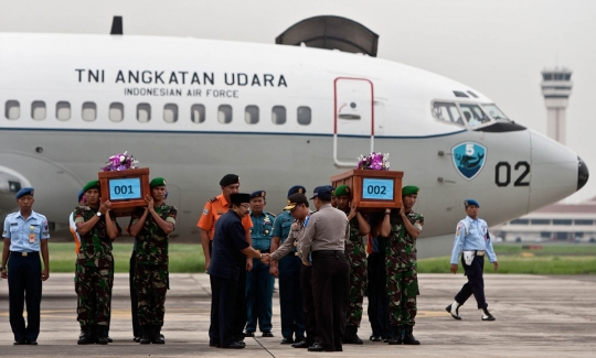 Prajurit TNI sambut kedatangan jenazah korban AirAsia di Juanda