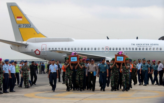 Prajurit TNI sambut kedatangan jenazah korban AirAsia di Juanda