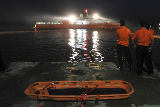 Ombak 4 meter sulitkan Tim SAR evakuasi korban AirAsia QZ8501