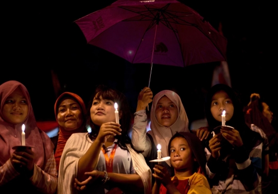 Warga Surabaya gelar aksi lilin doakan korban AirAsia