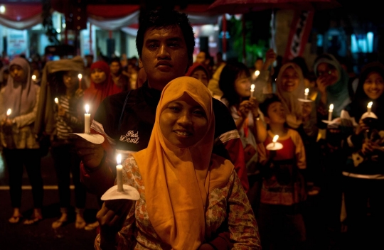 Warga Surabaya gelar aksi lilin doakan korban AirAsia