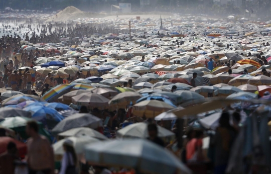 Dahsyatnya wisatawan menyemut di Pantai Ipanema Brasil