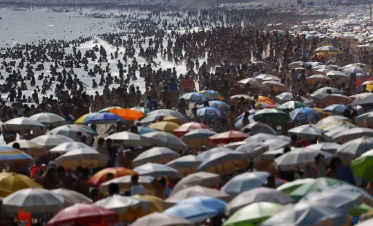 Dahsyatnya wisatawan menyemut di Pantai Ipanema Brasil