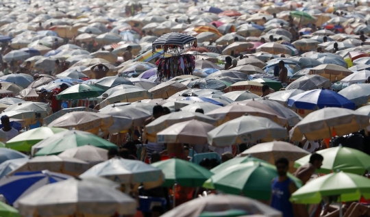 Dahsyatnya wisatawan menyemut di Pantai Ipanema Brasil