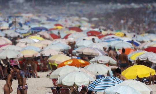 Dahsyatnya wisatawan menyemut di Pantai Ipanema Brasil