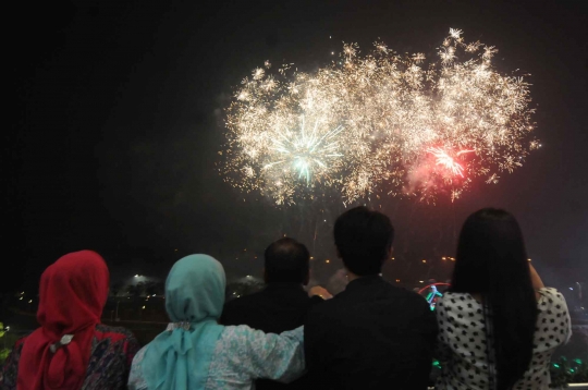 Warna-warni pesta kembang api Tahun Baru 2015 di Bintaro