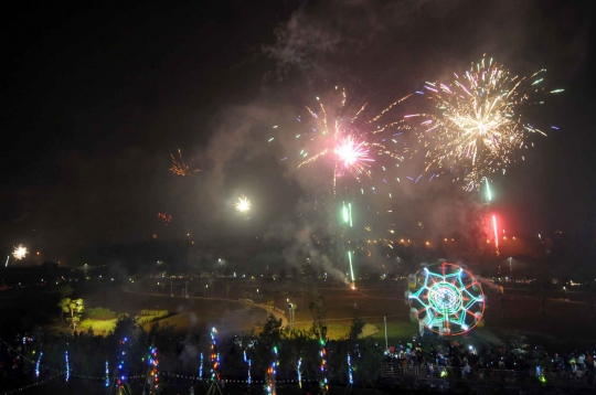 Warna-warni pesta kembang api Tahun Baru 2015 di Bintaro