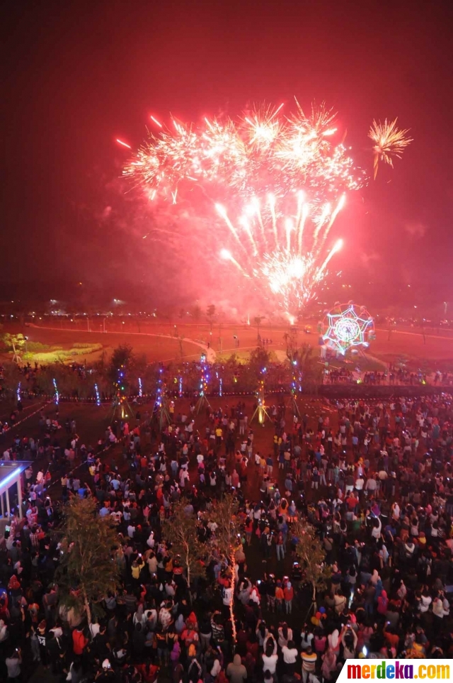 Foto : Warna-warni pesta kembang api Tahun Baru 2015 di 
