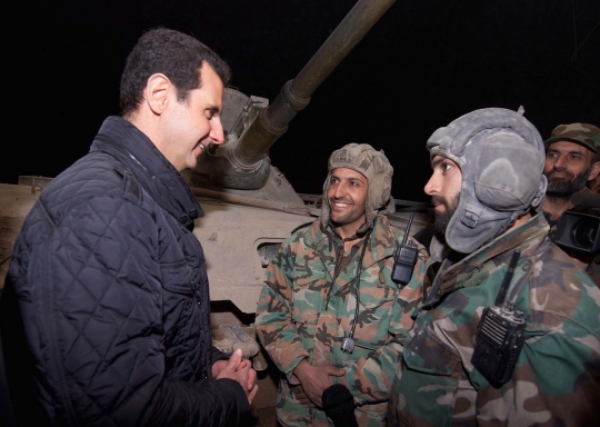 Aksi Bashar al-Assad blusukan ke markas pasukan setianya