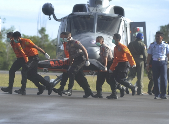 Tim SAR kembali evakuasi 2 jenazah dan puing AirAsia