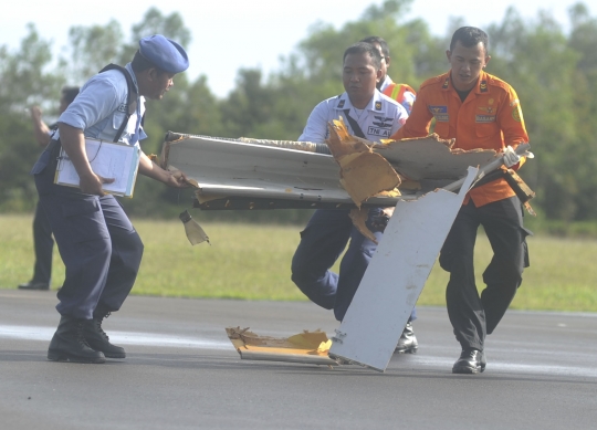 Tim SAR kembali evakuasi 2 jenazah dan puing AirAsia