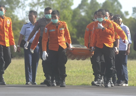 Tim SAR kembali evakuasi 2 jenazah dan puing AirAsia