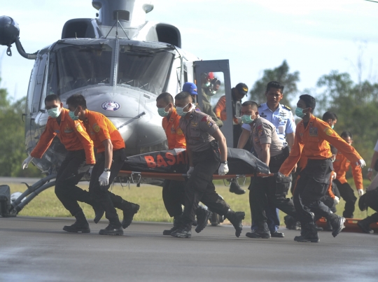 Tim SAR kembali evakuasi 2 jenazah dan puing AirAsia