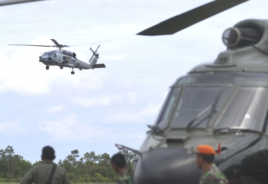 Aksi helikopter SeaHawk AS evakuasi korban AirAsia