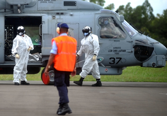 Aksi helikopter SeaHawk AS evakuasi korban AirAsia